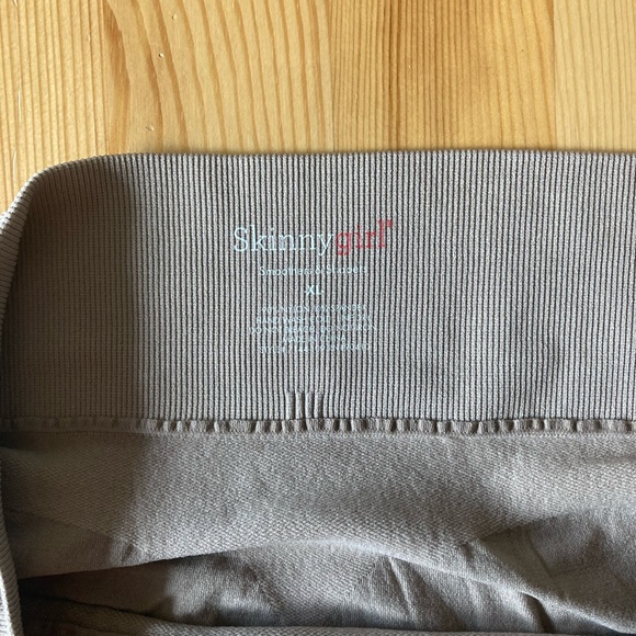 Skinnygirl Smoothers & Shapers Thong - Picture 9 of 9